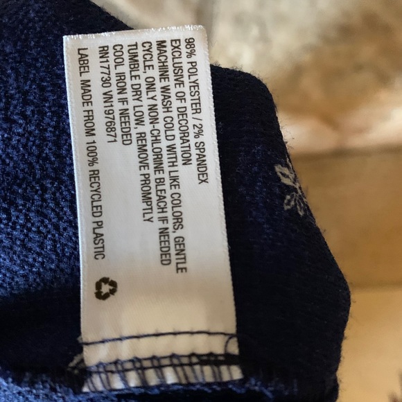 ✨3 for $25✨ Flutter sleeve strawberry print top - Picture 4 of 5